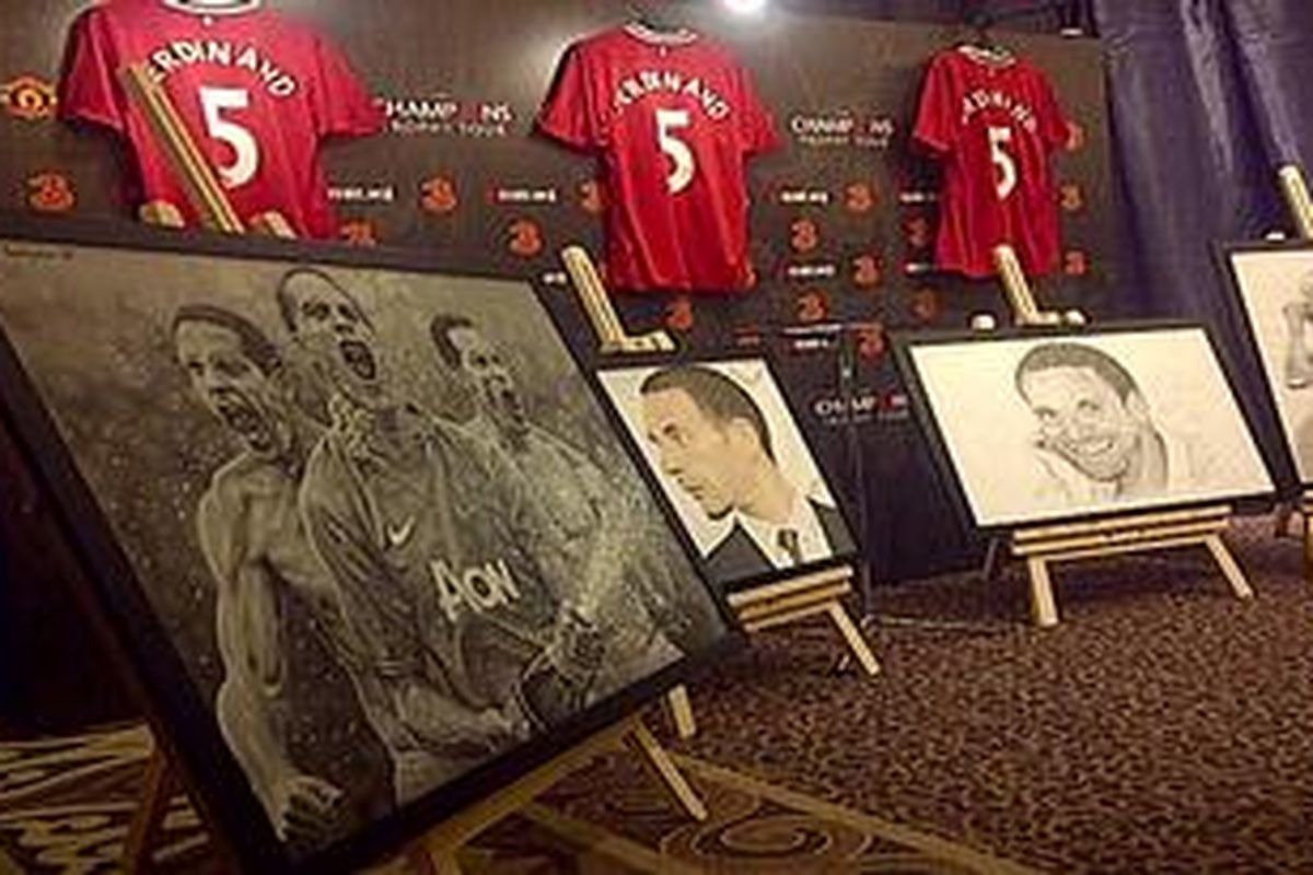 Pernak-pernik Rio Ferdinand yang dilelang dalam cara amal untuk pengidap HIV dan AIDS, di Jakarta, Rabu (29/6/2011). Hasil lelang mencapai Rp 160 juta).