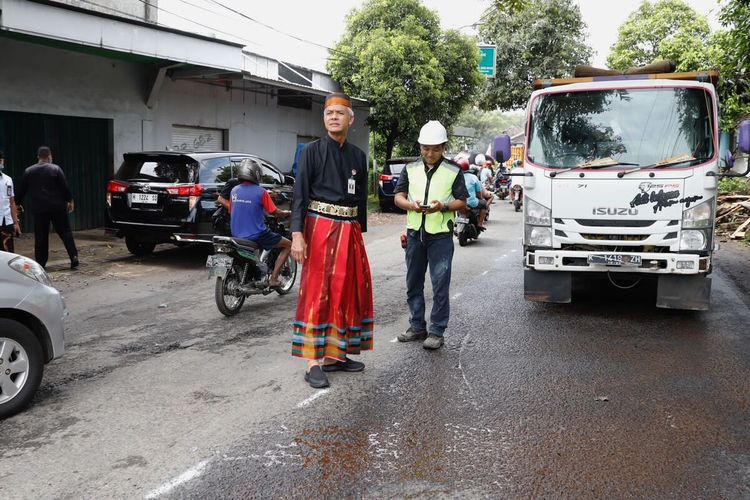 Gubernur Jawa Tengah Ganjar Pranowo mengecek perbaikan ruas Jalan Raya Jepara - Keling wilayah Mulyoharjo, Jepara, Kamis (30/3/2023). Pengecekan itu merupakan bagian dari persiapan arus mudik lebaran tahun 2023.