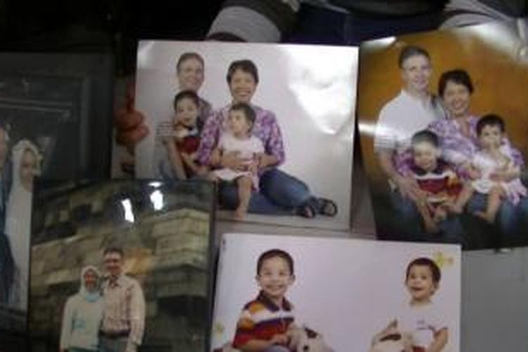 Yuli asal Solo, suami dan dua anaknya diduga ikut tewas dalam tragedi pesawat Malaysia Airlines MH-17, Jumat (18/7/2014). 