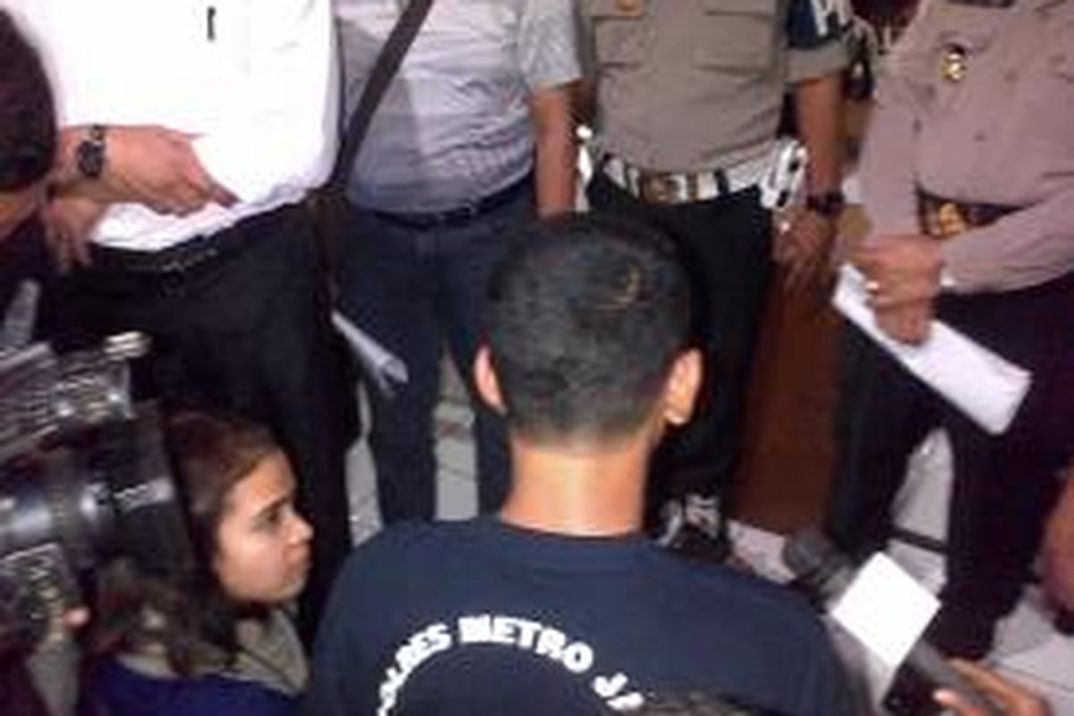AH alias Edo, tersangka pembunuhan Feby Lorita, perempuan yang jenazahnya ditemukan di depan TPU Pondok Kelapa, Jakarta Timur, dibawa ke Mapolres Jakarta Timur. Edo ditangkap di Pematang Siantar, Sumatera Utara, Minggu (2/2/2014).