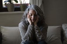 Depresi Saat Menopause, Pemicu, Tanda-tanda, dan Perawatannya
