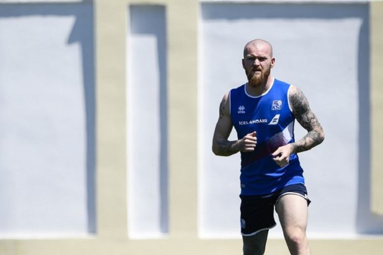 Kapten Islandia, Aron Gunnarsson, berlatih di Olimp Stadium, Kabardinka, 10 Juni 2018, dalam persiapan pertandingan Piala Dunia 2018 menghadapi Argentina. 