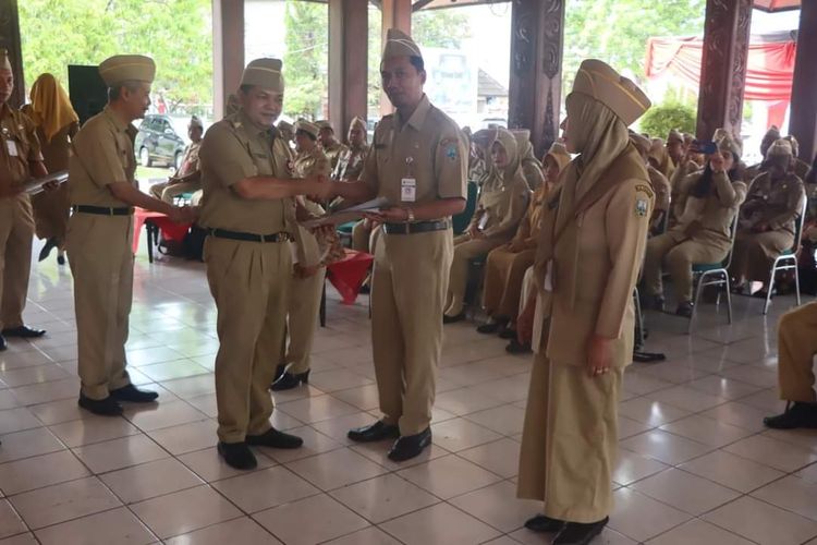 Bupati Semarang Ngesti Nugraha menyerahkan SK pengangkatan kepala sekolah.