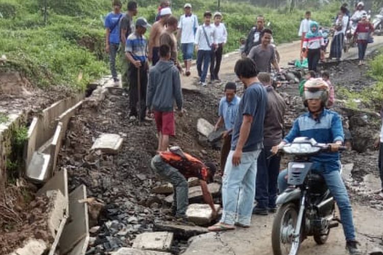 Warga kerja bakti pasca jalan amblas di Desa Karang Tengah, Kecamatan Babakan Madang, Kabupaten Bogor, Jumat (5/4/2019).