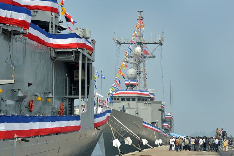 Personel militer dan jurnalis berkumpul di dermaga pangkalan AL Taiwan di Kaohsiung, saat fregat Feng Chia (L-1115) dan Ming Chuan (C-1112) rermi bergabung. Dua kapal kelas Perry yang dipersenjatai misil berpemandu itu dibeli dari Amerika Serikat. 