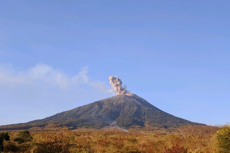 Abu Vulkanik Gunung Lewotolok, 4 Penerbangan di NTT Dibatalkan