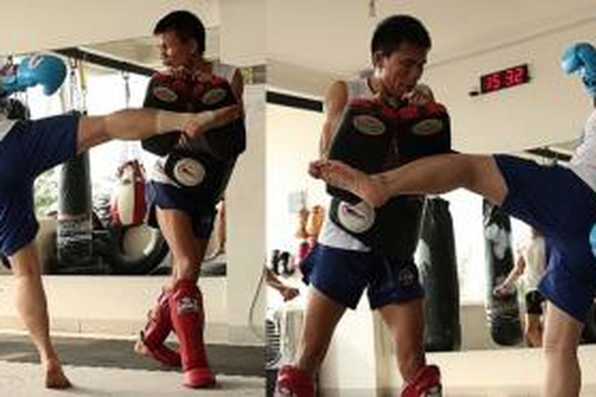 Berlatih Muaythai di bawah bimbingan pelatih Yunian Arega.