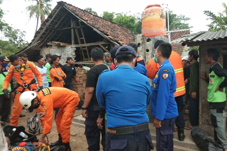 Gabungan petugas saat melakukan evakuasi nenek Surani yang terjatuh ke sumur 