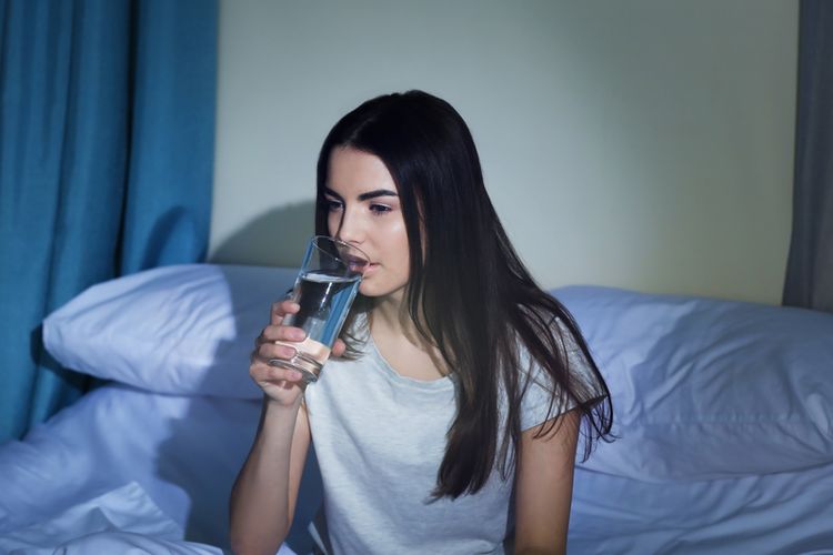 Ilustrasi minum air putih. Minum air putih terlalu banyak bisa sebabkan hiponatremia. 