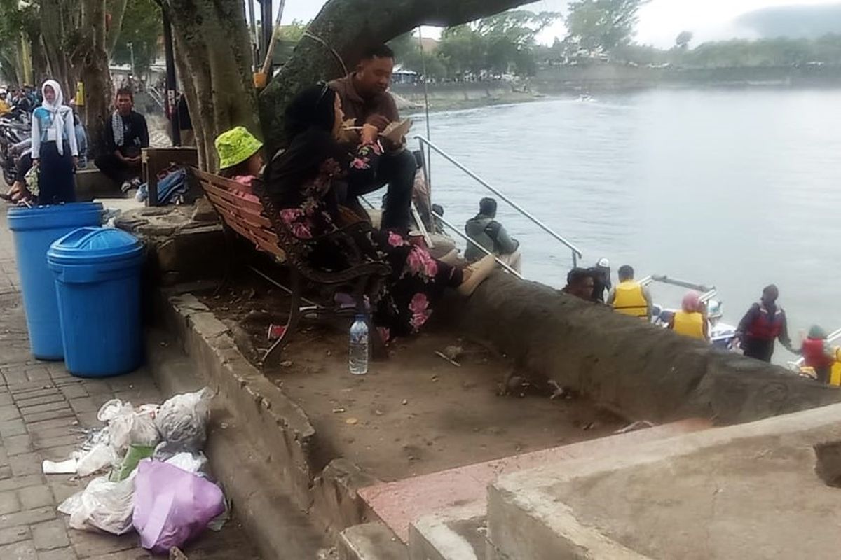 Pengunjung Telaga Sarangan mengeluhkan tumpukan sampah di pinggir telaga. Pengunjung juga mengeluhkan penempatan penampungan sampah yang berada di pinggir telaga yang menimbulkan bau. Pengeola diharapkan membersihkan sampah di malam hari sehingga sampah sudah bersih dari pagi hingga sore hari.