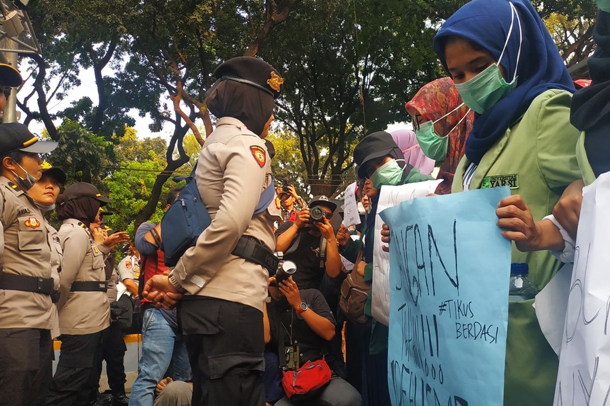 Polwan dan mahasiswi berhadap-hadapan dalam aksi unjuk rasa BEM SI di sekitar Patung Kuda, Jalan Medan Merdeka Barat Jakarta Pusat, Kamis (17/10/2019).