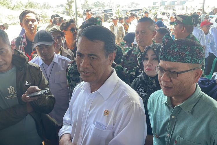 Menteri Pertanian Andi Amran Sulaiman saat melakukan kunjungan kerja di area persawahan Bojongemas, Kecamatan Solokanjeruk, Kabupaten Bandung, Jawa Barat pada Selasa (7/5/2024)