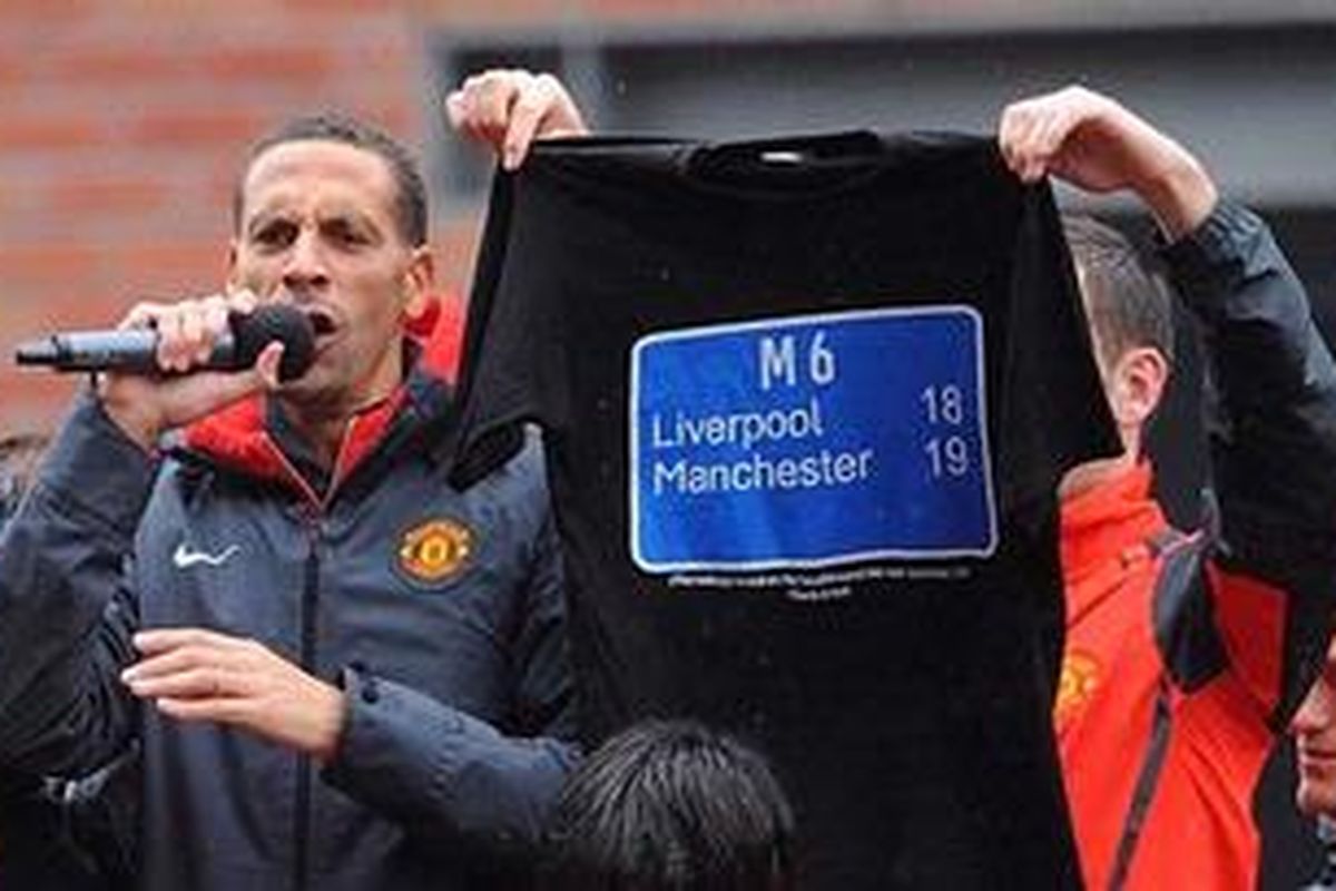 Rio Ferdinand berpidato di tengah acara pawai keberhasilan Manchester United menjuarai Premier League 2010-2011. 