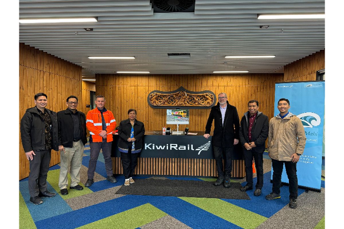 Perwakilan PT INKA (Persero) dan KiwiRail berfoto bersama usai pembukaan Hillside Workshop di Dunedin, Selandia Baru, menandai kerja sama erat antara Indonesia dan Selandia Baru dalam proyek logistik kereta api. Acara ini dihadiri oleh Direktur Operasi PT INKA, I Gede Agus Prayatna, serta pejabat penting dari KiwiRail 