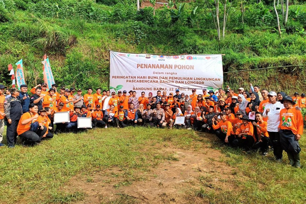 BNPB gandeng DMC Dompet Dhuafa pulihkan lingkungan melalui penanaman pohon pada peringatan Hari Bumi di Desa Sadangmekar, Cisarua, Bandung Barat, Senin (22/4/2024).