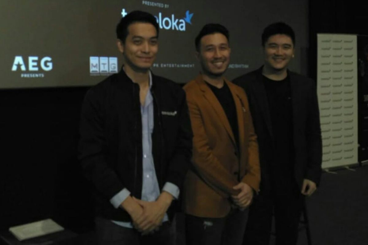 (dari kiri) Senior Vice President Business Development Traveloka Christian Suwarna, CEO PK Entertainment Peter Harjani, Marketing Director PK Entertainment Harry Sudarma dalam jumpa pers konser Shawn Mendes di CGV Grand Indonesia, Thamrin, Jakarta Pusat, Selasa (23/4/2019).