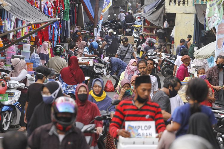 Ilustrasi: Warga mengunjungi Pasar Musi di Depok, Jawa Barat, Senin (18/5/2020).