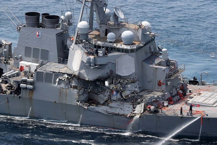 Sisi kanan USS Fitzgerald hancur akibat bertabrakan dengan kapal barang ACX Crystal di perairan Yokosuka, Jepang, Sabtu (17/6/2017).