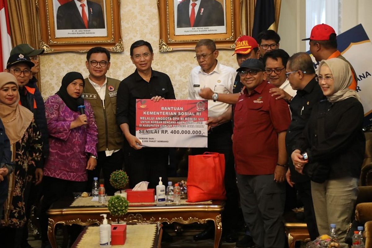 Kemensos melalui Komisi VIII DPR menyerahkan secara simbolis 2.000 paket sembako bagi korban terdampak gempa dengan total nilai bantuan Rp400 juta. 