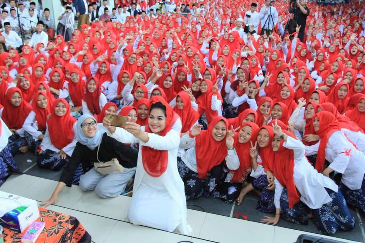 Puti Guntur Soekarno berfoto bersama ribuan santriwati Pondok Pesantren Al-Falah, Ploso, Mojo, Kediri, Jawa Timur, Selasa (6/2/2018)