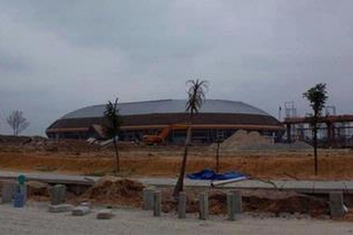 Pembangunan Stadion Utama Pekan Olahraga Nasional Riau 2012, bermasalah. Meski tenggat waktu pengerjaan berakhir Desember 2011, namunsampai sekarang bangunan yang dapat menampung 40.000 penonton itu belum tuntas 100 persen, terutama pada bagian atap dan infrastruktur bagiian luarnya. Tampak gambar, bagian luar bangunan stadion Utama PON Riau yang berlokasi di Kampur Universitas Riau, Pekanbaru.