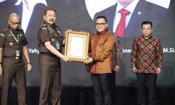 Dorong Reformasi Birokrasi di Kejaksaan, Menpan-RB Terima Penghargaan R Soeprapto dari Kejaksaan Agung