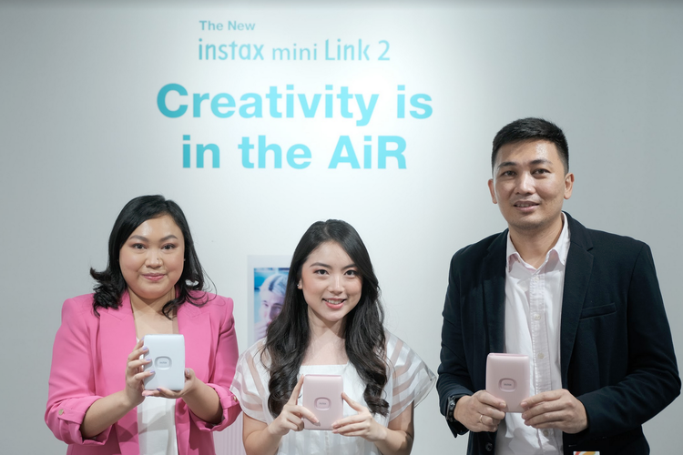 Fujifilm Indonesia meluncurkan printer smartphone portable bernama Instax Mini Link 2