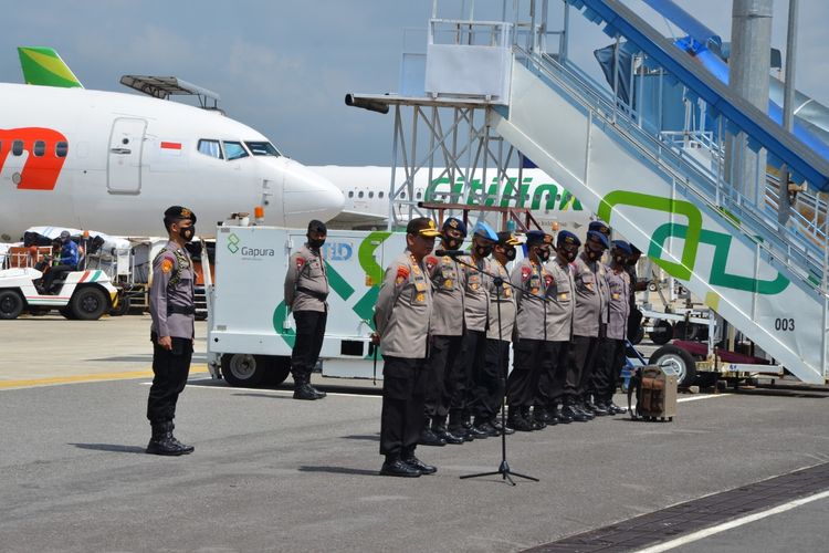 Pelepasan pasukan untuk pengamanan ibukota di Bandara Depati Amir, Rabu (7/10/2020).