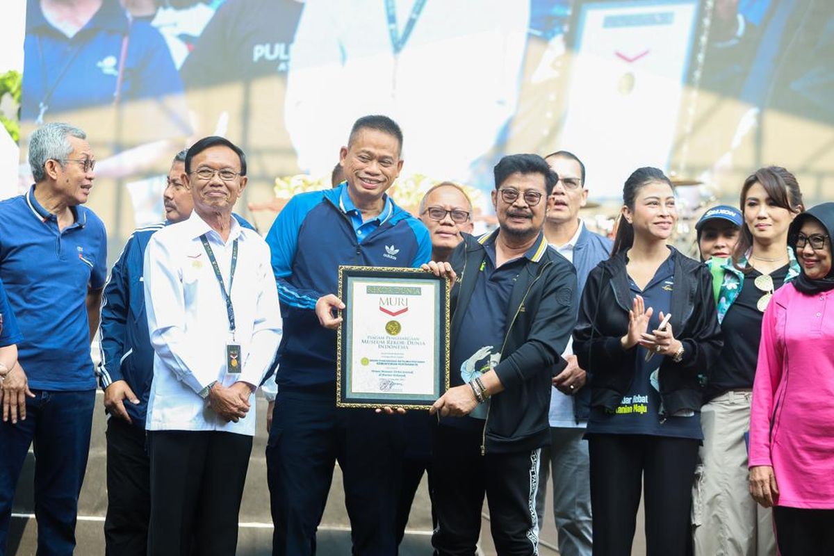Menteri Pertanian (Mentan) Syahrul Yasin Limpo (SYL) saat menerima piagam penghargaan dari MURI di Lapangan BB Biogen, Komplek Cimanggu, Kota Bogor, Jawa Barat (Jabar), Kamis (21/9/2023).

