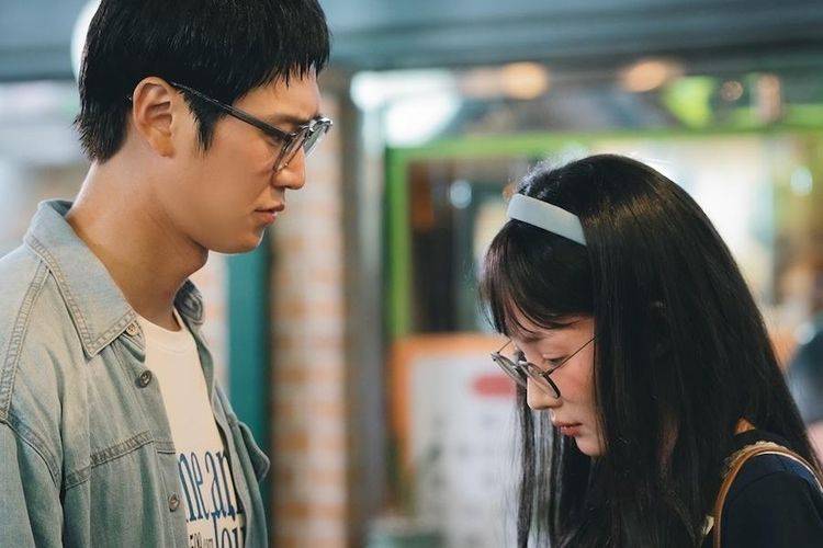 Artis peran Na In Woo (kiri) dan Park Min Young dalam episode 5 drakor Marry My Husband yang ditayangkan Senin (15/1/2024).