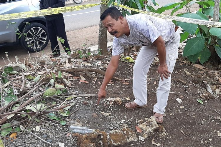 Warga menunjukkan granat di Dusun Corot, Desa Karangduwet, Kecamatan Paliyan, Gunungkidul, Yogyakarta, Minggu (03/11/2019).