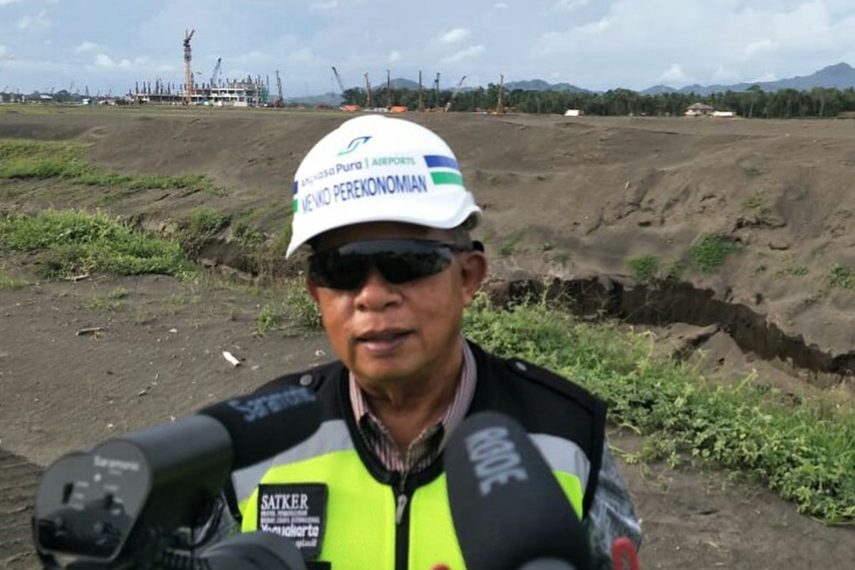 Menteri Koordinator Perekonomian Darmin Nasution saat meninjau pembangunan New Yogyakarta Internasional Airport, Sabtu (19/1/2019)