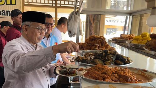 Santap Siang di Rumah Makan Harapan Subang, Ahmad Syaikhu Berharap Menang Pilkada Jabar 2024
