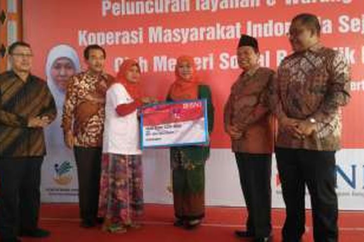 Menteri Sosial Khofifah Indar Parwansa meluncurkan layanan e-Warung di Mojokerto, Sabtu (30/7/2016).