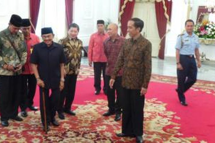 Presiden Joko Widodo saat menyambut kedatangan Presiden ke-3 Republik Indonesia BJ Habibie, di Istana Merdeka, Jakarta, Selasa (13/10/2015).


Powered by Telkomsel BlackBerry®