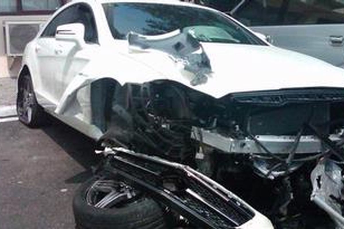 Kondisi mobil mewah Mercedez Benz seri V8 Biturbo B 1201 BAD berwarna  putih mengalami kerusakan parah akibat kecelakaan di Bundaran HI, Senin (23/7/2012) dini hari. Peristiwa itu membuat satu orang tewas dan dua orang lainnya luka-luka.