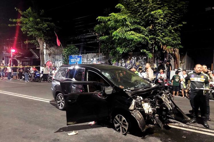 Expander yang dikemudikan pelajar ringsek setelah menabrak rumah di Jalan Aultan Agung, Kota Yogyakarta, Selasa (19/12/2023)