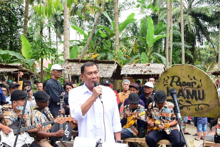 Bupati Deliserdang Ashari Tambunan saat mengunjungi Pasar Kamu di Desa Denailama, Sumatra Utara, Minggu (19/2/2023). 
