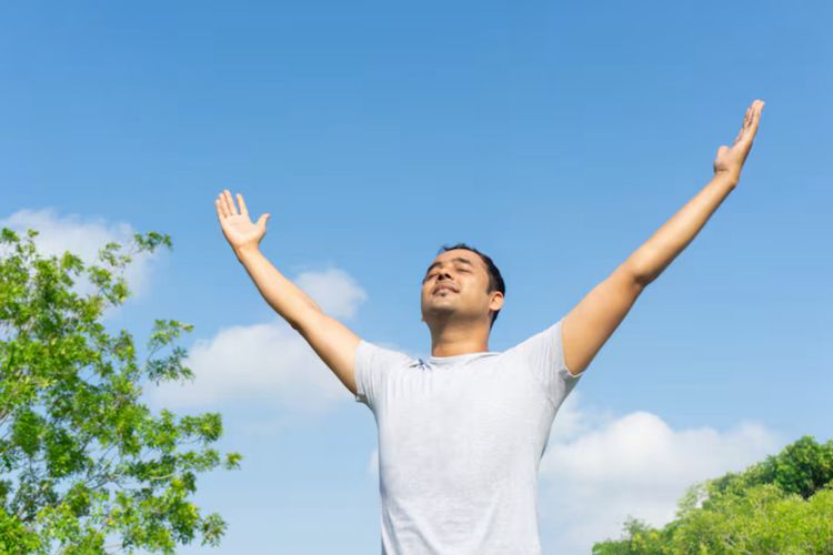 Melepaskan bukan berarti menyerah. Ini 10 hal yang perlu kamu lepaskan agar hidup lebih bahagia, ringan, dan seimbang secara mental dan emosional.