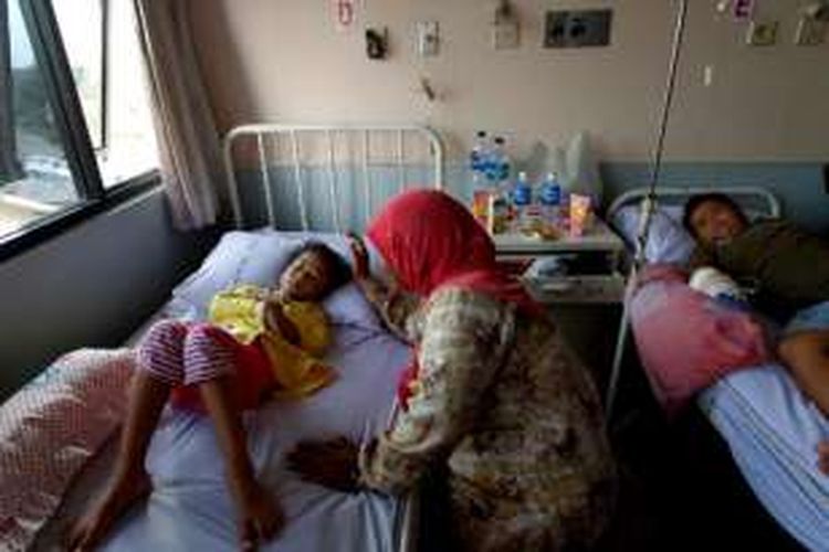 Rosidah Devi R (kiri) penderita demam berdarah dengue (DBD) dirawat di RSUP Fatmawati, Jakarta Selatan, Senin (17/5/2010).
