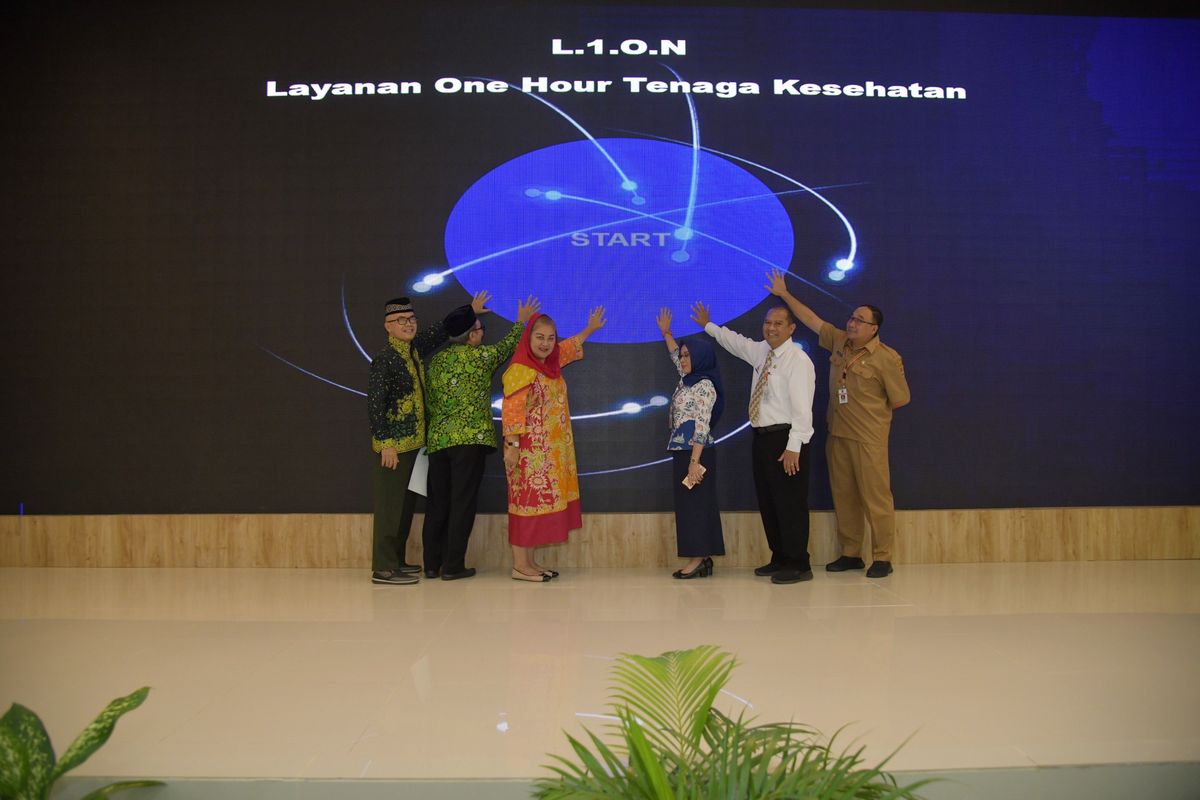 Wali Kota Semarang, Hevearita Gunaryanti Rahayu saat meresmikan Layanan One Hour Nakes (L1ON) pada acara HUT ke-477 Kota Semarang di Ballroom RSD KRMT Wongsonegoro, Senin (6/5/2024)