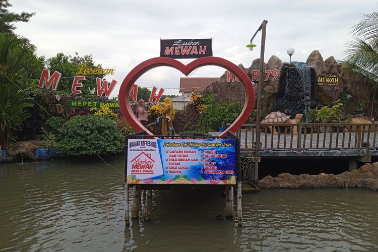 Pengunjung saat mengabadikan momen di spot swafoto yang disediakan di Lesehan Mewah Nganjuk, Senin (13/1/2025).