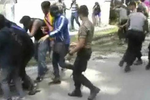 Demo Harga BBM, Mahasiswa Siantar Lempari Polisi Pakai Batu