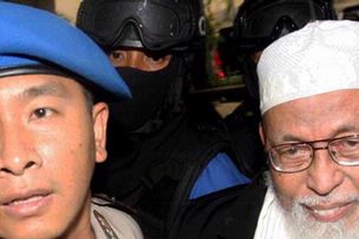 Amir Jamaah Anshorut Tauhid Abu Bakar Baasyir, dikawal petugas Densus 88 memasuki Bareskrim Mabes Polri, Senin (9/8/2010). Baasyir ditangkap karena diduga terkait pelatihan teroris di Aceh. Ada beberapa peran Baasyir yang dirilis Mabes Polri, salah satunya dia diduga mengetahui semua rangkaian aksi terorisme dari Aceh hingga Bandung.