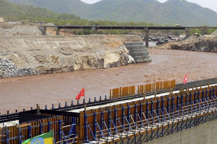 Gambar ini diambil pada 28 Mei 2013, menunjukkan aliran Sungai Nil Biru di Guba, Ethiopia, saat upacara peresmian pengalihan aliran sungai tersebut. Pembangunan ini dikecam Mesir yang meminta Ethiopia menghentikan proyek ini.
