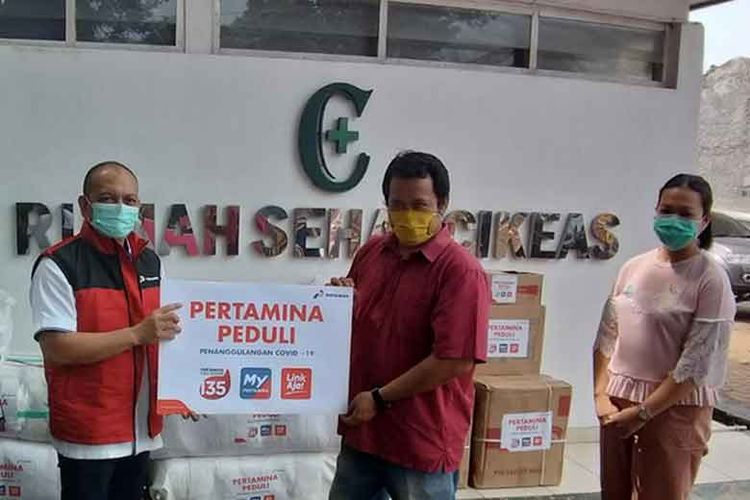 Simboli spenyerahan bantuan APD yang diberkan oleh Corporate Secretary Pertamina Tajudin Noor kepada Iryanto kepada Iryanto Direktur Eksekutif Yayasan Bhakti Suratto dan dr Hasanah, Kepala Klinik Rumah Sehat Cikeas (RSC) Sabtu (25/04/2020).