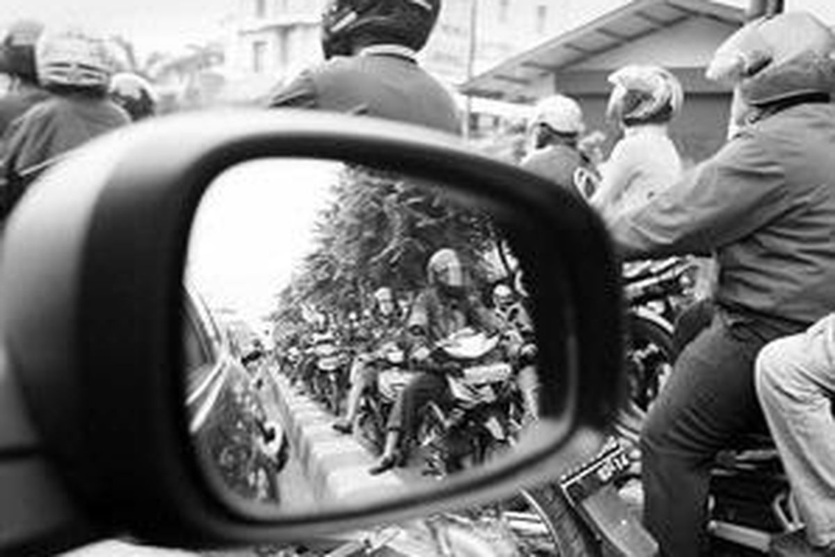 Sejumlah pengendara sepeda motor nekat melawan arus di Jalan Ciledug Raya, Jakarta Selatan, Selasa (19/5). Rendahnya kesadaran berlalu lintas dengan baik dan benar membuat sebagian pengendara melanggar peraturan lalu lintas.