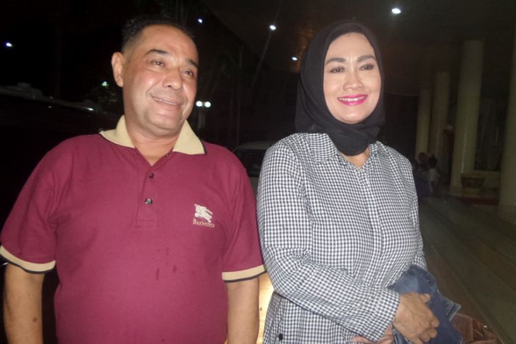 Ibu dan ayah Julia Perez dalam wawancara di RSCM, Jakarta Pusat, Selasa (21/3/2017) malam.