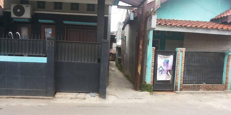 Gang sempit yang menjadi lokasi salah satu rumah seharga Rp 250 juta di Jalan Gang 100, Tanjung Barat, Jagakarsa, Jakarta Selatan. Foto diambil pada Jumat (31/3/2017).