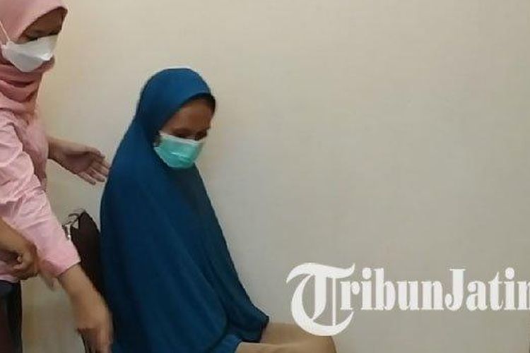 ES 926), ibu yang tega menganiaya bayinya hingga tewas dan membiarkannya membusuk di dalam rumah Jalan Siwalankerto Tengah, Siwalankerto, Wonocolo, Surabaya, juga sering menganiaya orang tuanya, Minggu (26/6/2022).